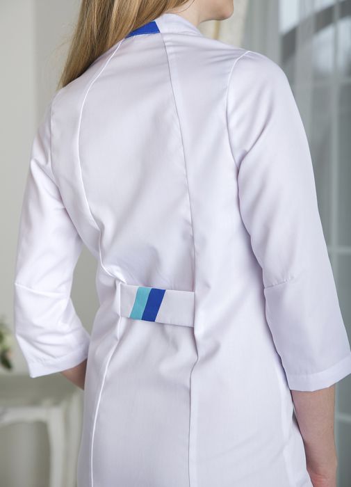 картинка Медицинский халат "Долорес" белый с принтом от интернет магазина