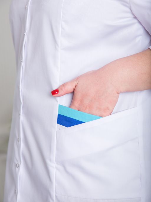 картинка Медицинский халат "Долорес" белый с принтом от интернет магазина